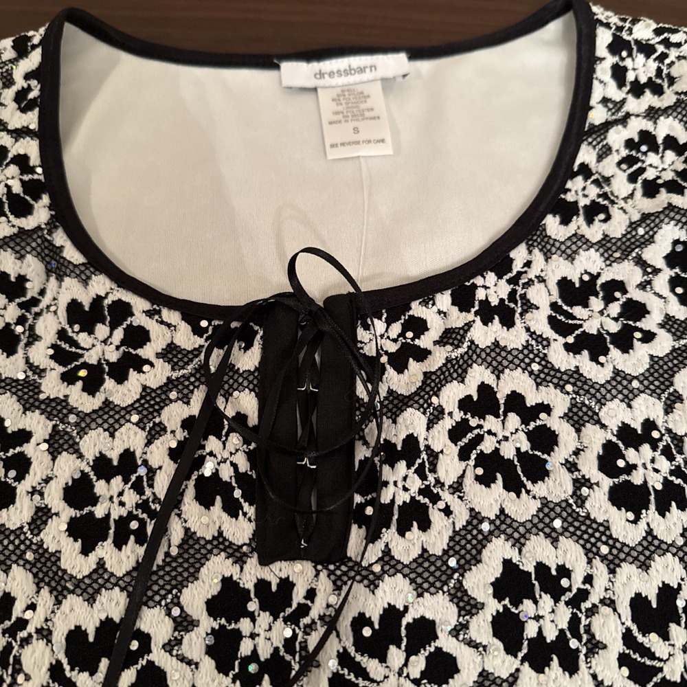 Dressbarn Womens Floral Lace Sequin Top Black White Short Sleeve Scoop Neck S
